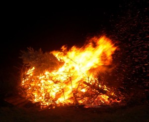 Feuer zur Weihnachtbaumverbrennung